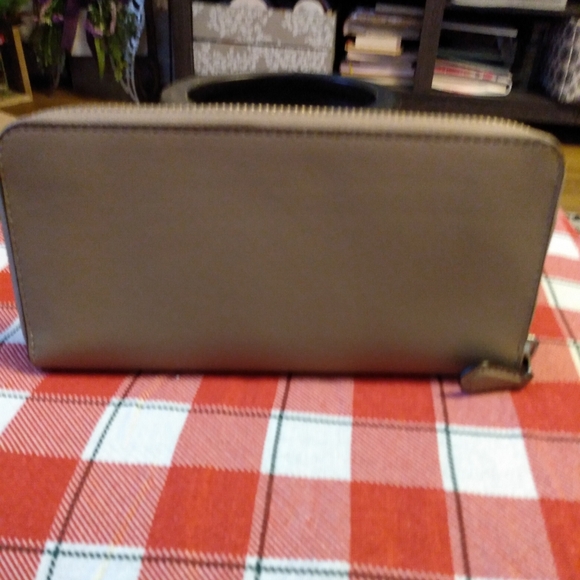 NWOT Coach Accordion Zip Waller w/ Tea Rose and Tooling - Picture 3 of 9